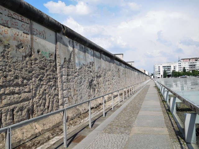 Large stretch of the Berlin Wall